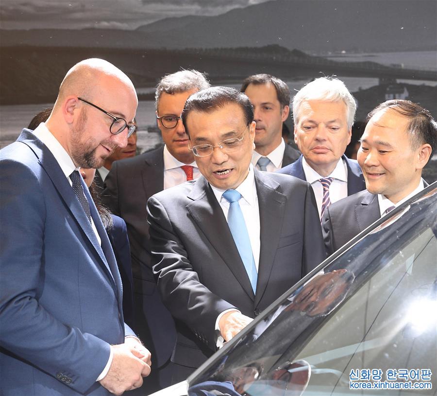 （时政）李克强与比利时首相米歇尔共同参观吉利沃尔沃汽车创新成果展