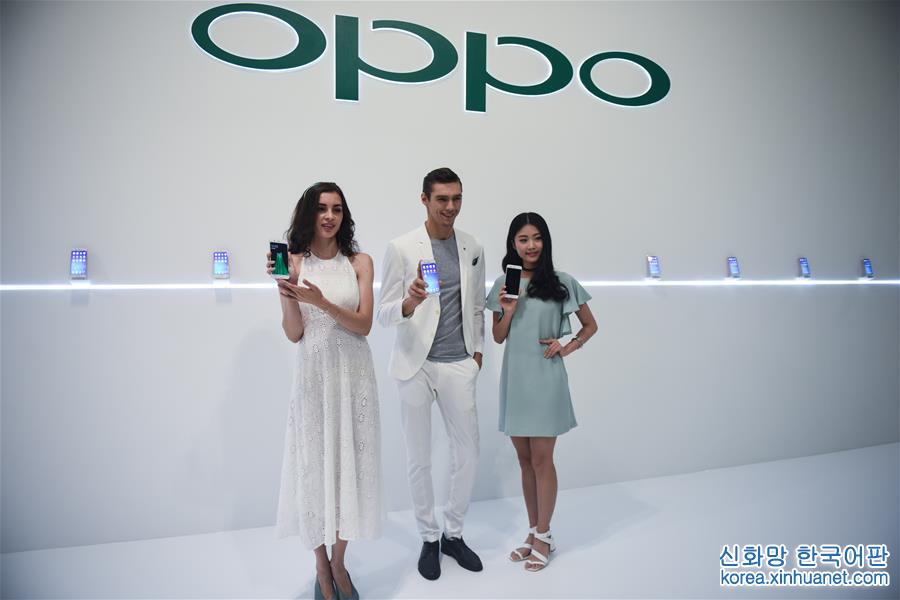 （服務）（4）OPPO發布新款手機R11