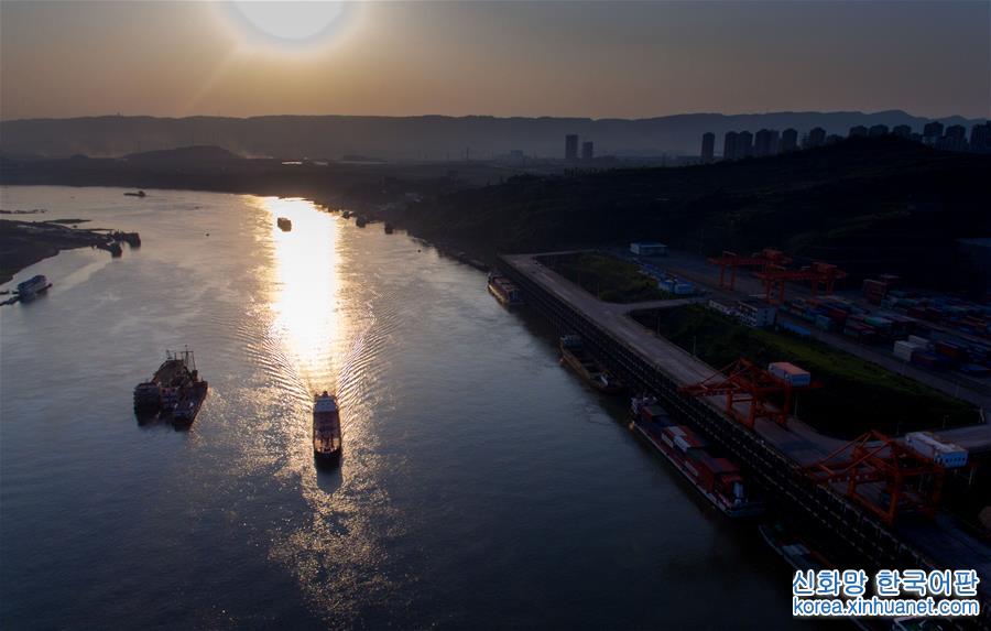 （砥砺奋进的五年·重大工程巡礼·图文互动）（3）厉害了“中国港”！全球前十的港口中国占7席 