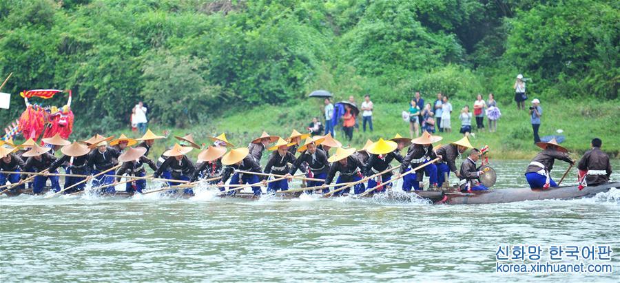 （社会）（1）贵州苗族群众欢度独木龙舟节