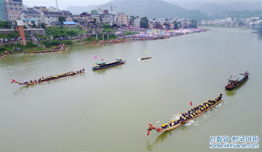 （社会）（2）贵州苗族群众欢度独木龙舟节