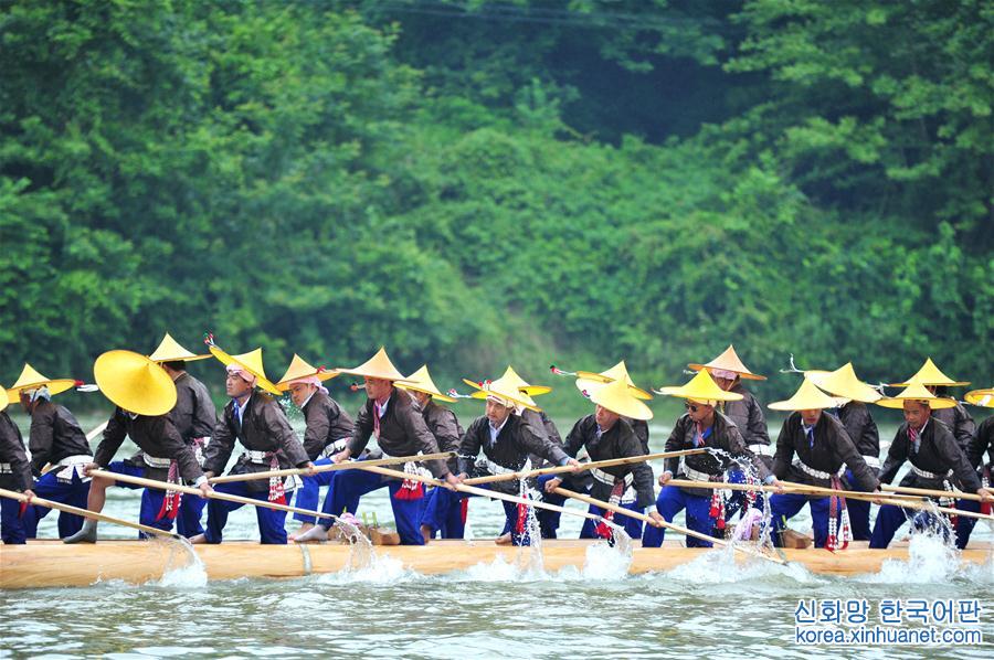 （社会）（3）贵州苗族群众欢度独木龙舟节
