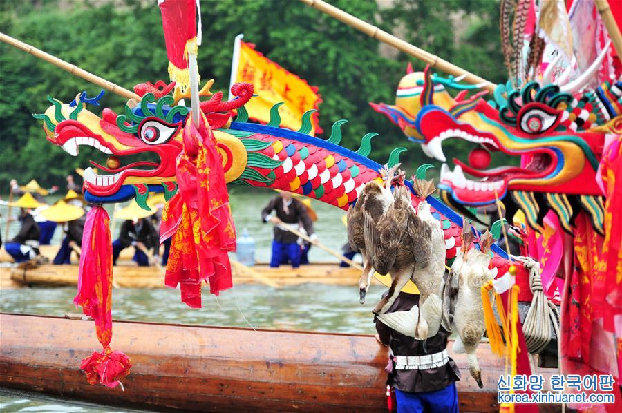 （社会）（4）贵州苗族群众欢度独木龙舟节