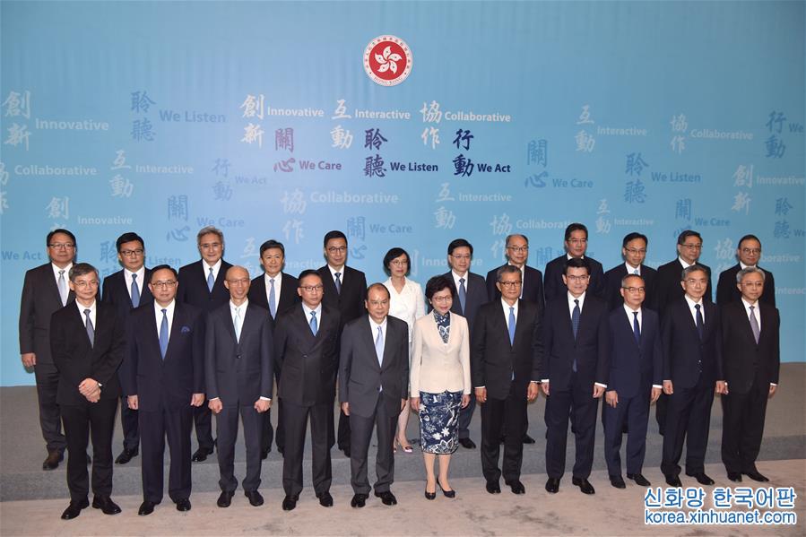 （圖文互動）（1）香港特別行政區第五屆政府主要官員首次全體亮相