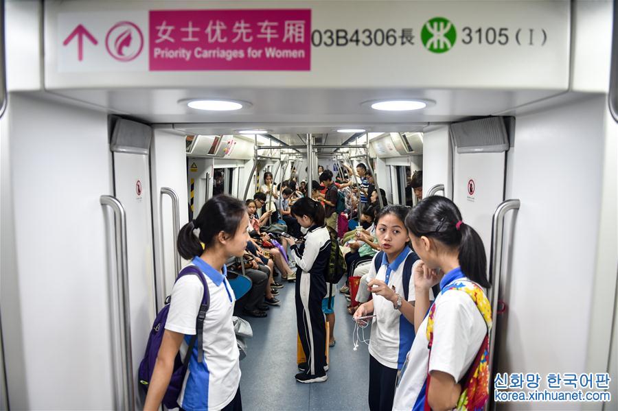（社會）（1）深圳地鐵試行女士優先車廂