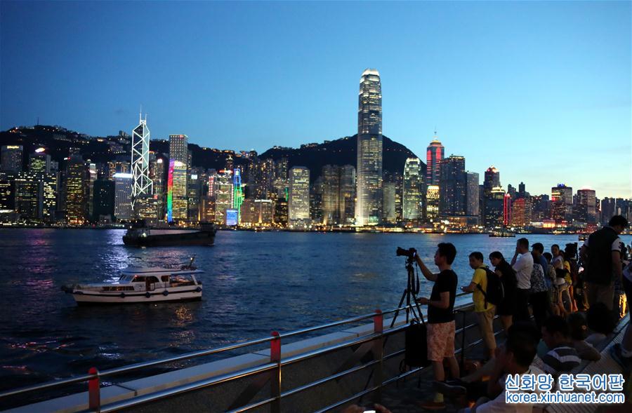 （新华全媒头条·香港回归二十周年·图文互动）（13）与祖国同舟共济 为梦想风雨兼程——庆祝香港回归20周年
