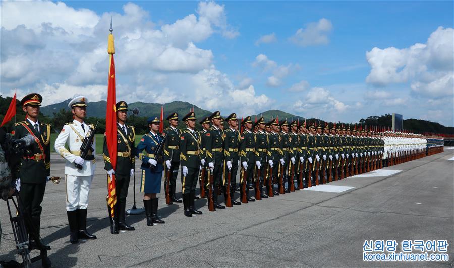 （香港回归二十周年·XHDW）（10）驻港部队接受检阅