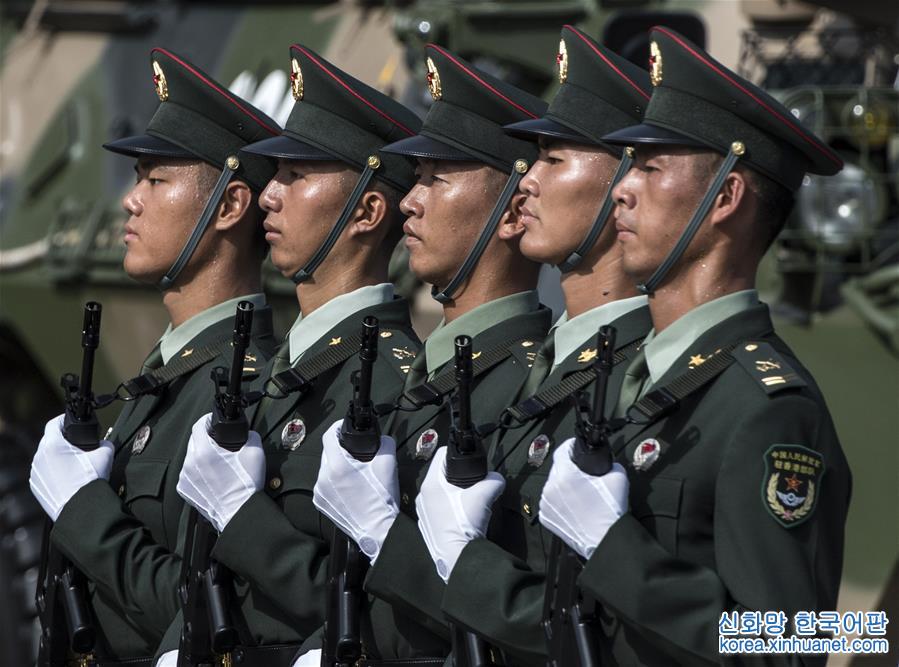 （香港回归二十周年·XHDW）（13）驻港部队接受检阅