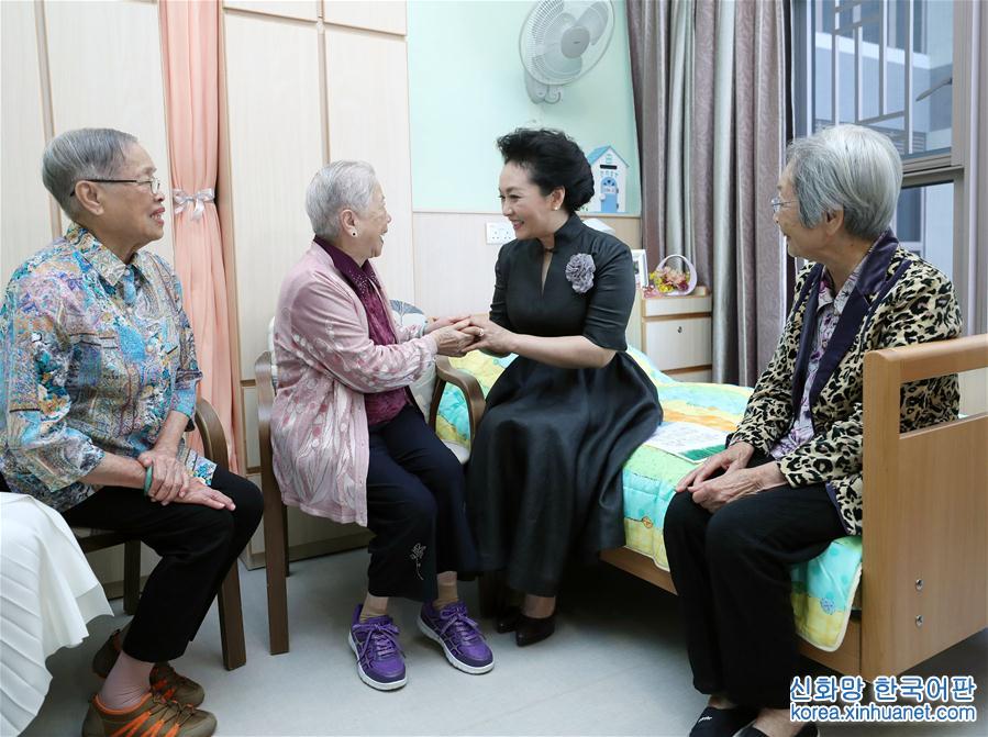 （XHDW）（1）彭丽媛看望香港老人