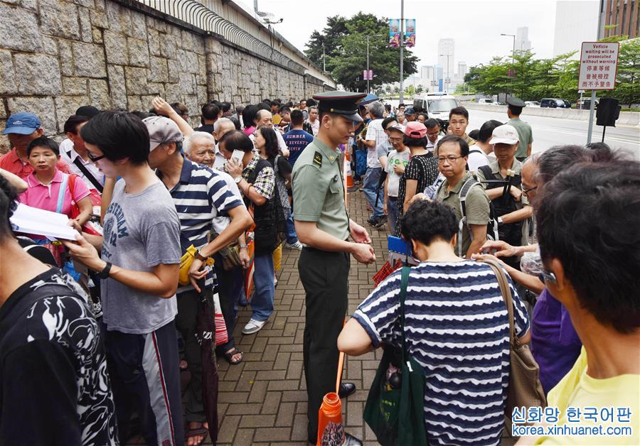 （图文互动）（3）“辽宁号”发放参观券　香港市民冒雨通宵排队冀睹航母风采