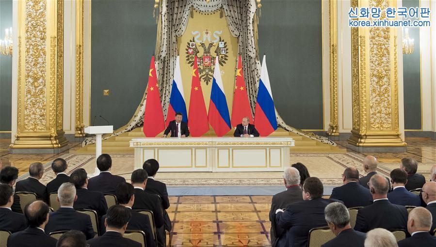 （时政）习近平同俄罗斯总统普京共同会见中俄友好、和平与发展委员会，媒体和企业界代表