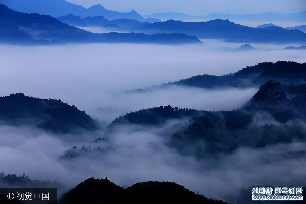 ***_***2017年7月6日早晨，安徽黄山金龙山出现云雾缭绕的美景。