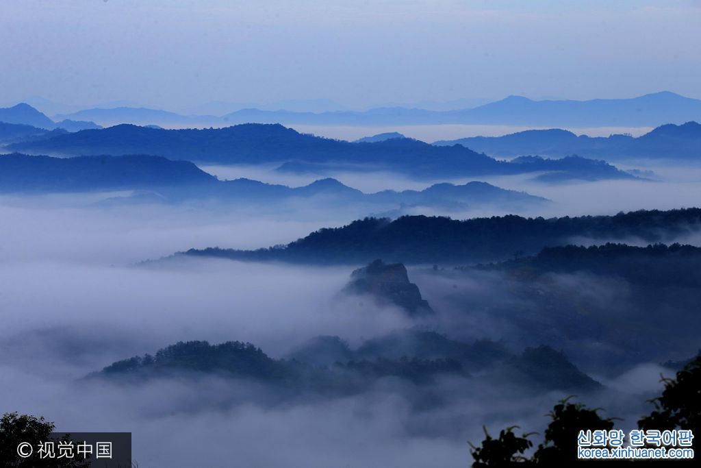 ***_***2017年7月6日早晨，安徽黄山金龙山出现云雾缭绕的美景。