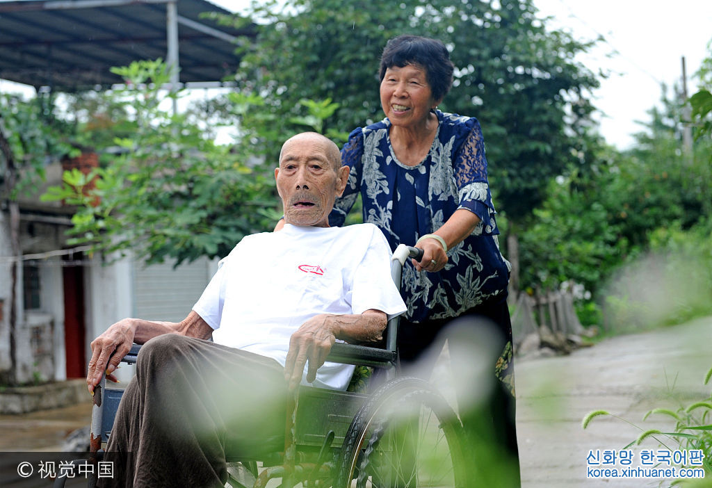 ***_***2017年7月9日，安徽淮南市農科所家屬區內，78歲的兒媳廖靜華推著103歲的公公趙家明散步。