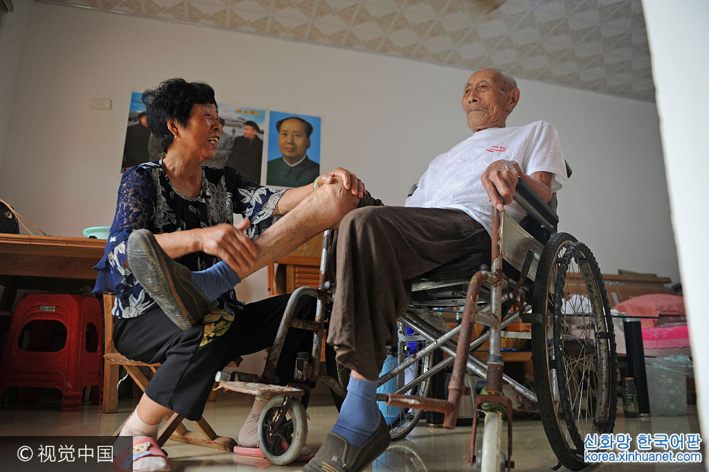 ***_***2017年7月9日，安徽淮南市农科所家属区内，78岁的儿媳廖静华为103岁的公公赵家明腿部按摩，演绎人间真情孝道。