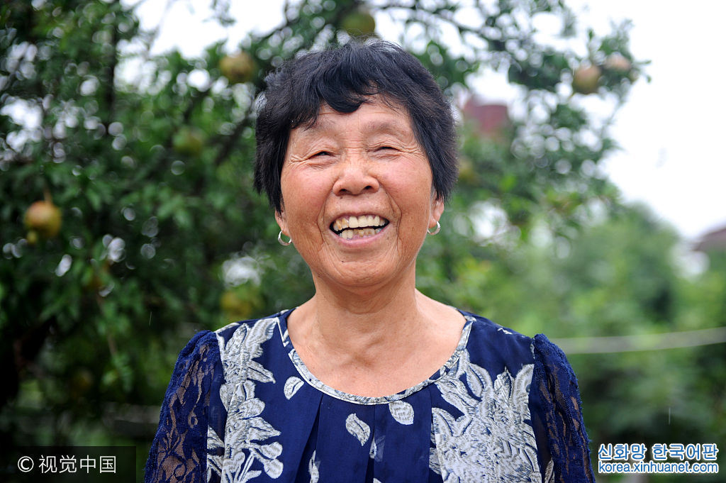 ***_***2017年7月9日，安徽淮南市农科所家属区内，78岁的儿媳廖静华悉心照顾103岁的公公赵家明起居生活，乐观面对生活。