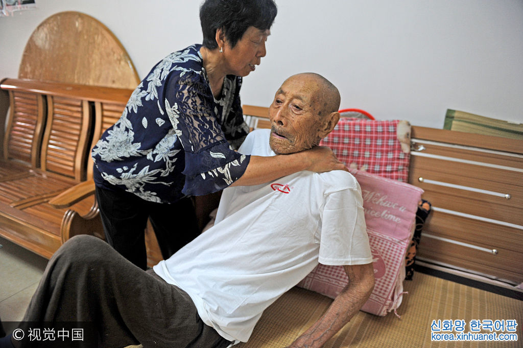 ***_***2017年7月9日，安徽淮南市农科所家属区内，78岁的儿媳廖静华悉心照顾103岁的公公赵家明起居生活，乐观面对生活。