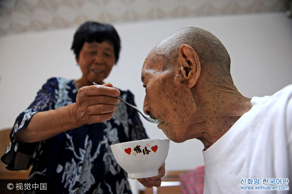 ***_***2017年7月9日，安徽淮南市农科所家属区内，78岁的儿媳廖静华为103岁的公公赵家明喂饭，演绎人间真情孝道。