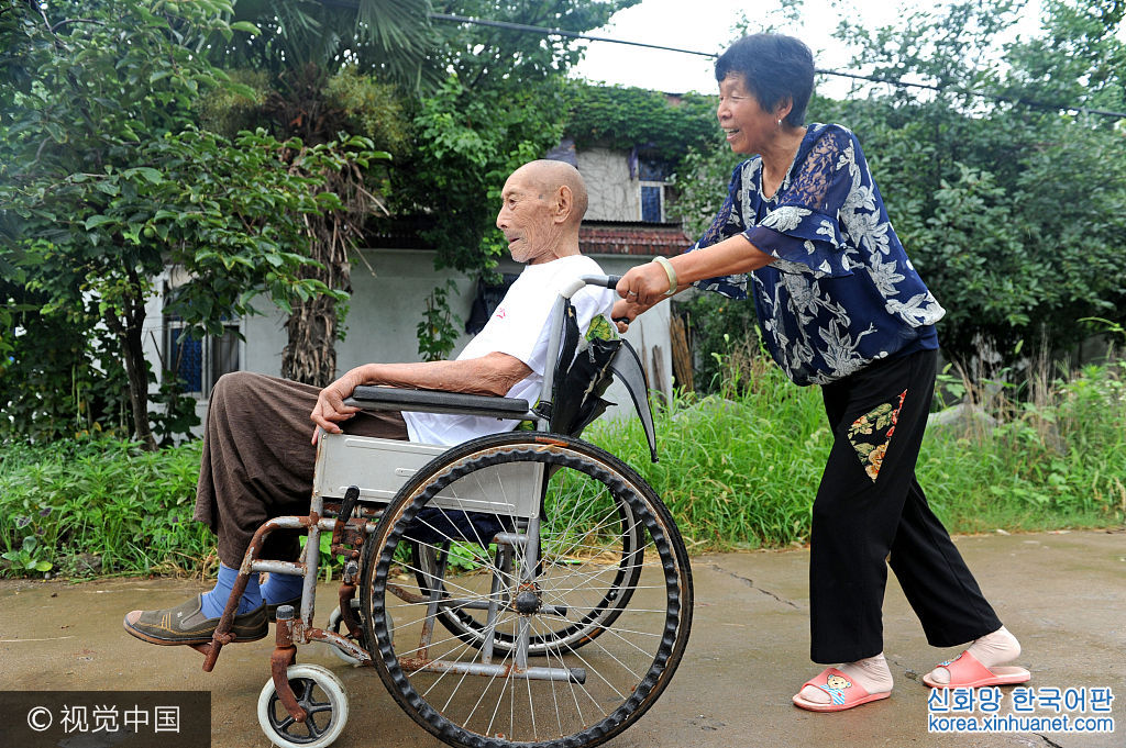 ***_***2017年7月9日，安徽淮南市农科所家属区内，78岁的儿媳廖静华推着103岁的公公赵家明散步，演绎人间真情孝道。