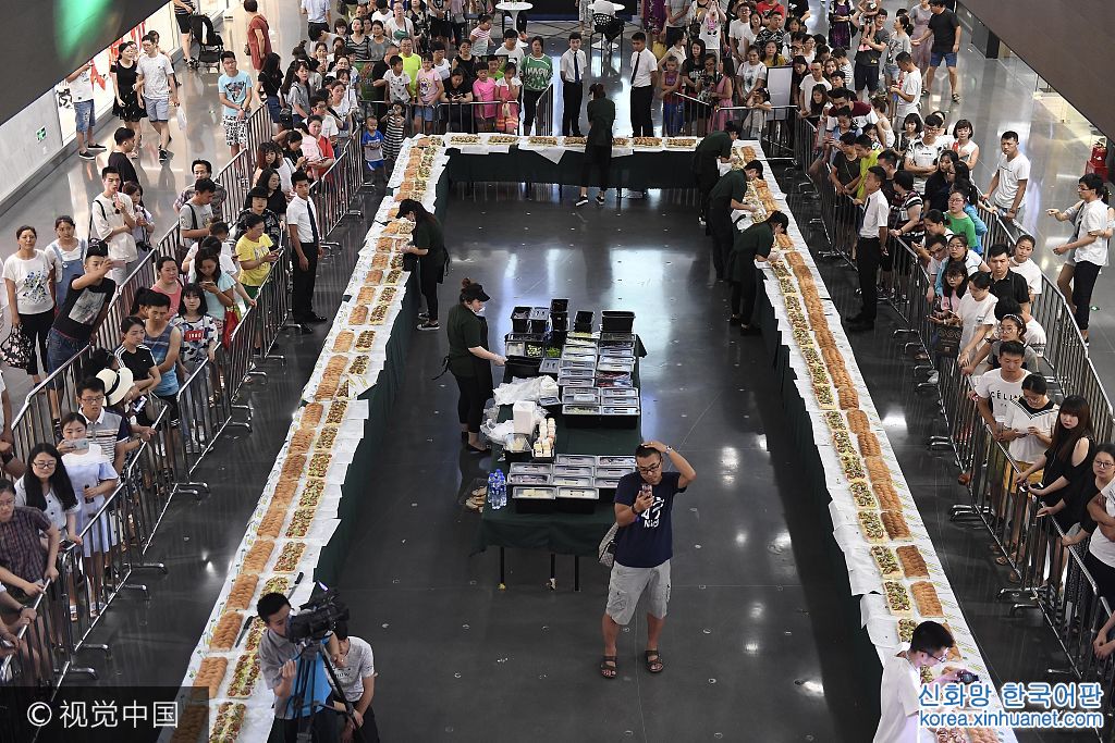 ***_***2017年7月9日，山西太原某商场内，6名厨师历经1个小时制作出30米巨型三明治，吸引了500余名食客前来排队免费品尝美味。  韦亮(山西分社)/中新社/视觉中国