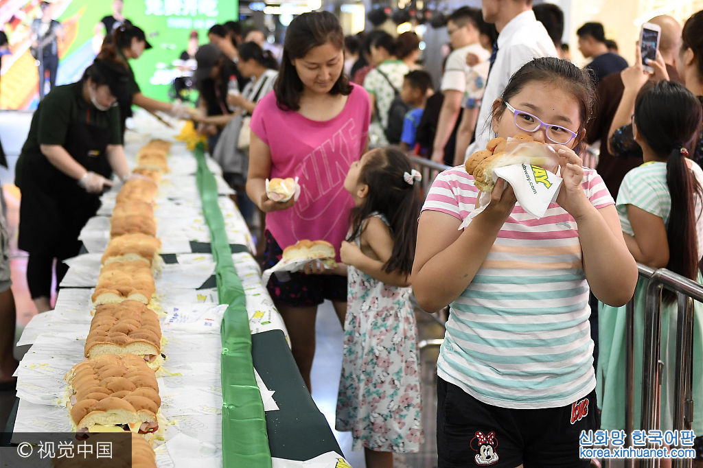 ***_***2017年7月9日，山西太原某商场内，6名厨师历经1个小时制作出30米巨型三明治，吸引了500余名食客前来排队免费品尝美味。  韦亮(山西分社)/中新社/视觉中国