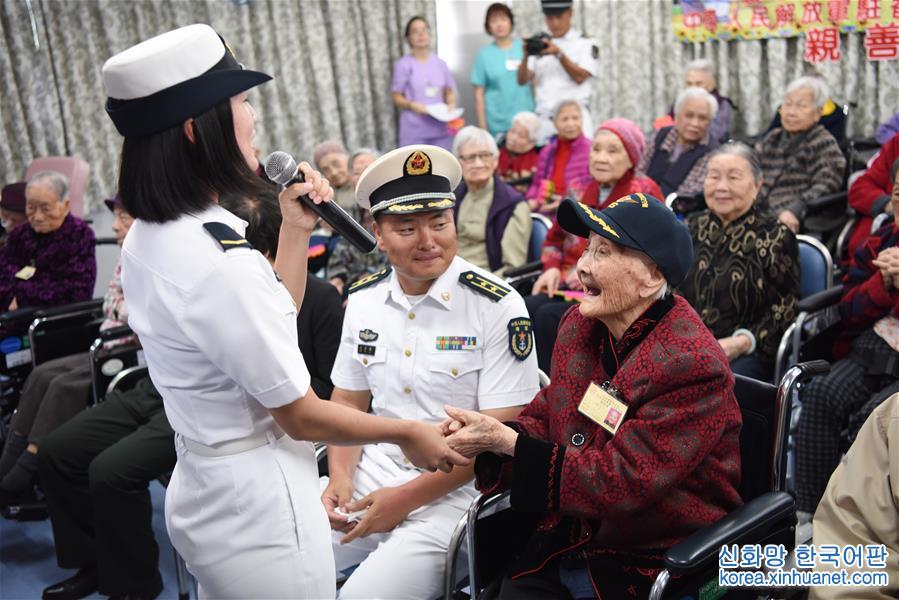 （社會）（1）遼寧艦航母編隊及駐港部隊官兵探訪香港安老院