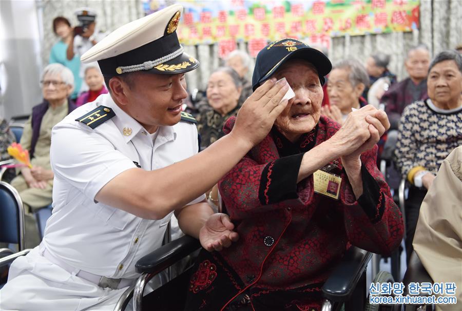 （社会）（4）辽宁舰航母编队及驻港部队官兵探访香港安老院