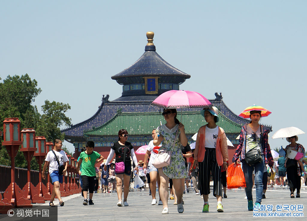 ***_***2017年7月10日,北京骄阳似火、酷热无比, 游客顶烈日游览天坛公园，并采取各种方式遮阳防暑。当日北京有10个气象观测点最高气温突破40℃。
