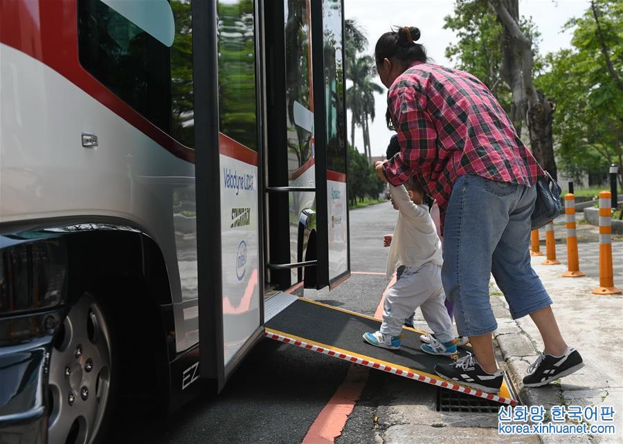 （社会）（2）台湾首辆无人驾驶巴士上路测试
