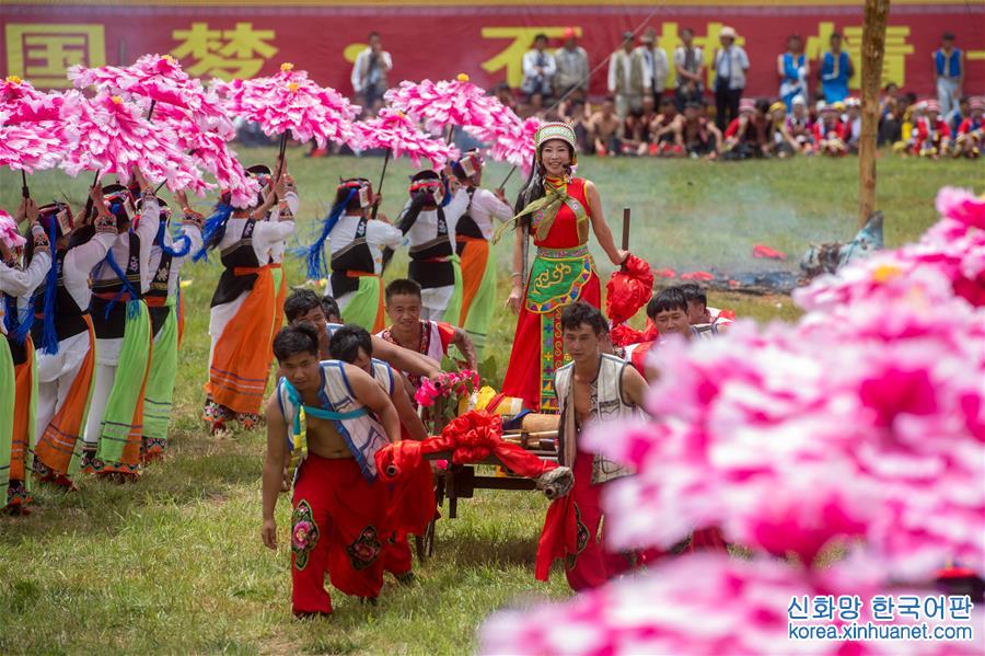 （社会）（1）云南石林彝族群众欢庆“火把节”