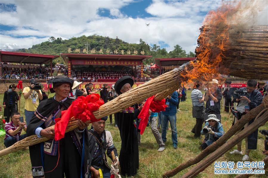（社会）（4）云南石林彝族群众欢庆“火把节”