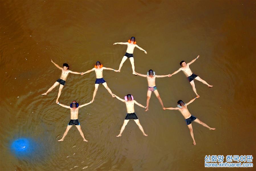 #（社会）（1）漂浮“死海” 酷玩一“夏”