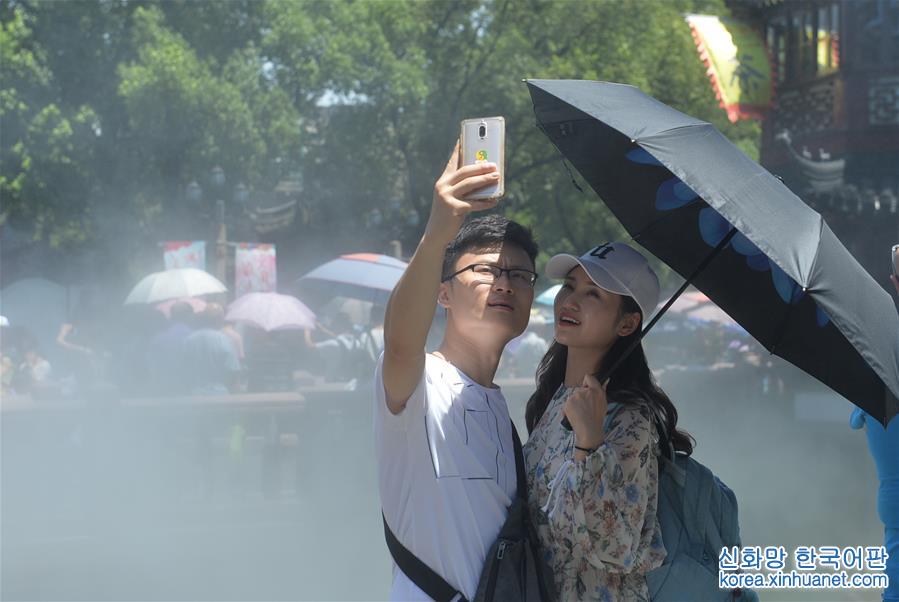 #（社会）（3）上海：高温持续 喷雾降温