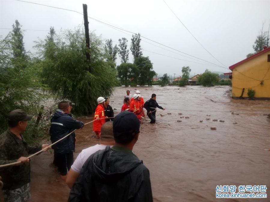 （新华网）黑龙江苇河林区暴雨致部分房屋被冲毁通讯中断