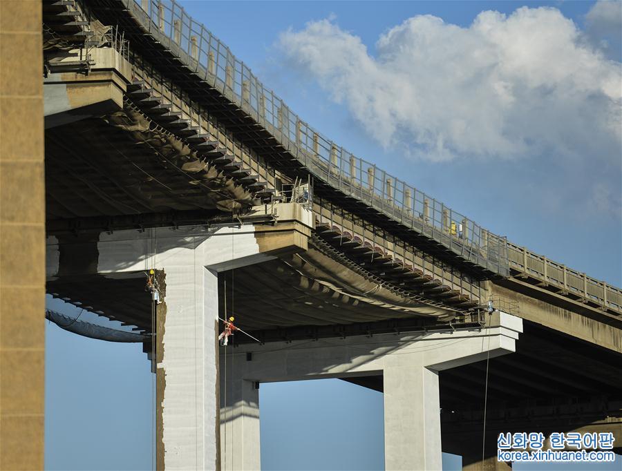 （社会）（6）南京：“三伏”天里修大桥