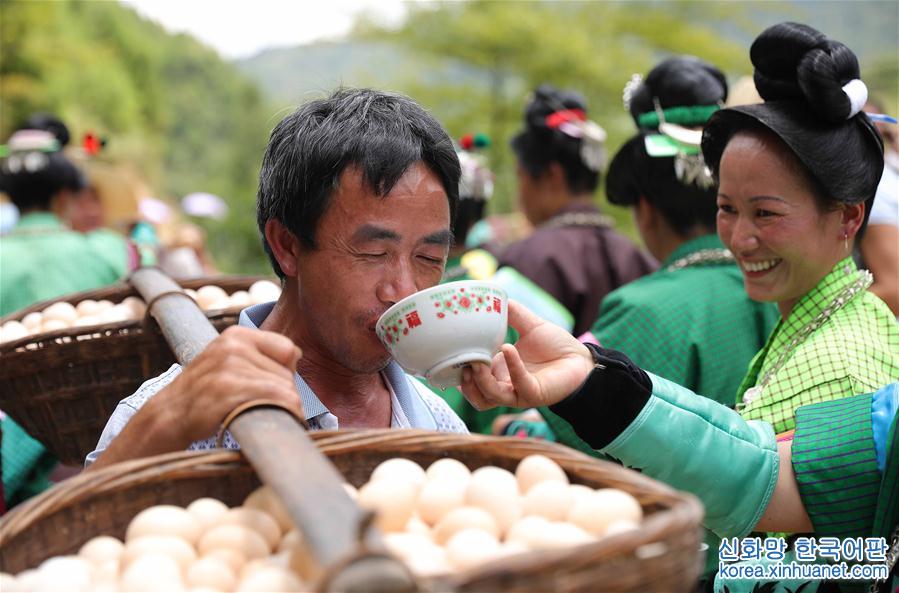 #（社会）（4）贵州丹寨：新桥喜落成 “姑妈”来庆贺