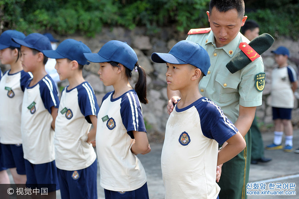 ***_***2017年7月25日，浙江舟山，教官为参加军事夏令营的小朋友纠正跨列动作。