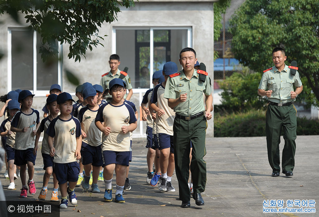 ***_***2017年7月25日，浙江舟山，参加军事夏令营的小朋友在教官的带领下跑步。