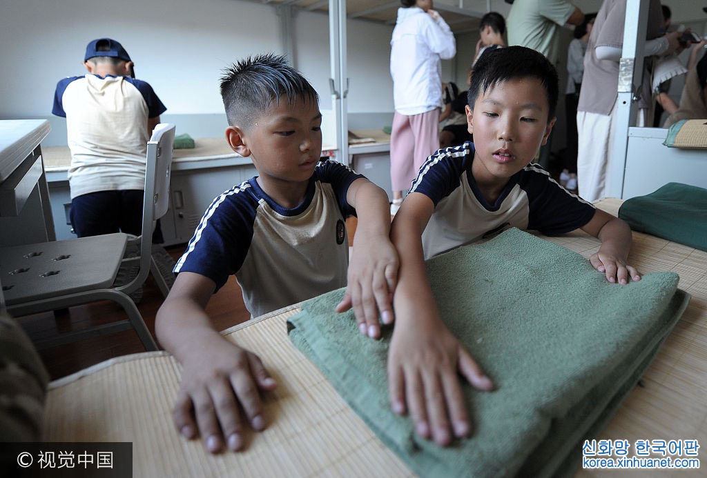 ***_***2017年7月25日，浙江舟山，参加军事夏令营的小朋友在训练把毛毯叠成“豆腐块”。