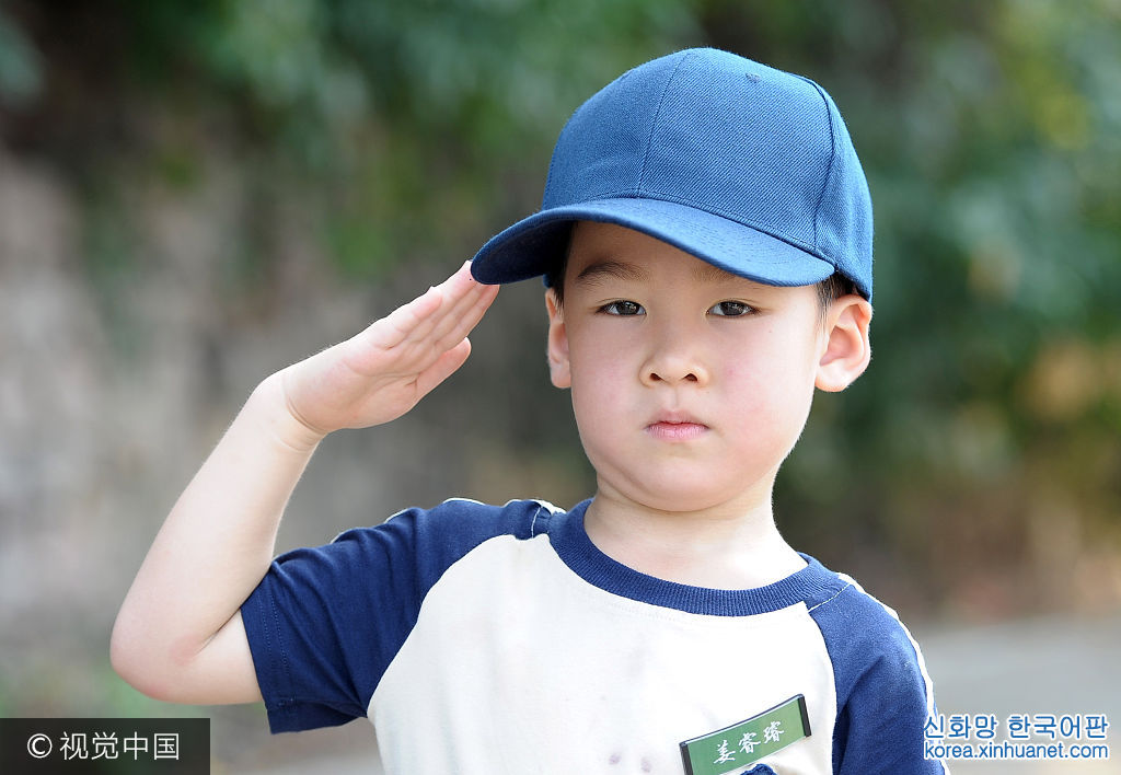 ***_***2017年7月25日，浙江舟山，參加軍事夏令營的小朋友正在進行隊列訓練。