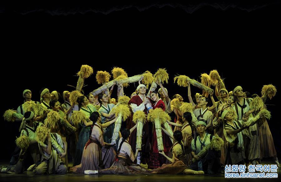 （文化）（1）芭蕾舞劇《八女投江》在新疆上演