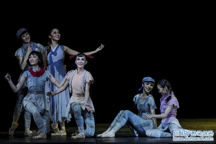 （文化）（2）芭蕾舞剧《八女投江》在新疆上演