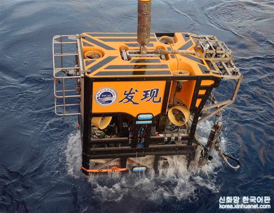 （科技）（3）我国首次实现缆控式与自治式水下机器人深海交会拍摄