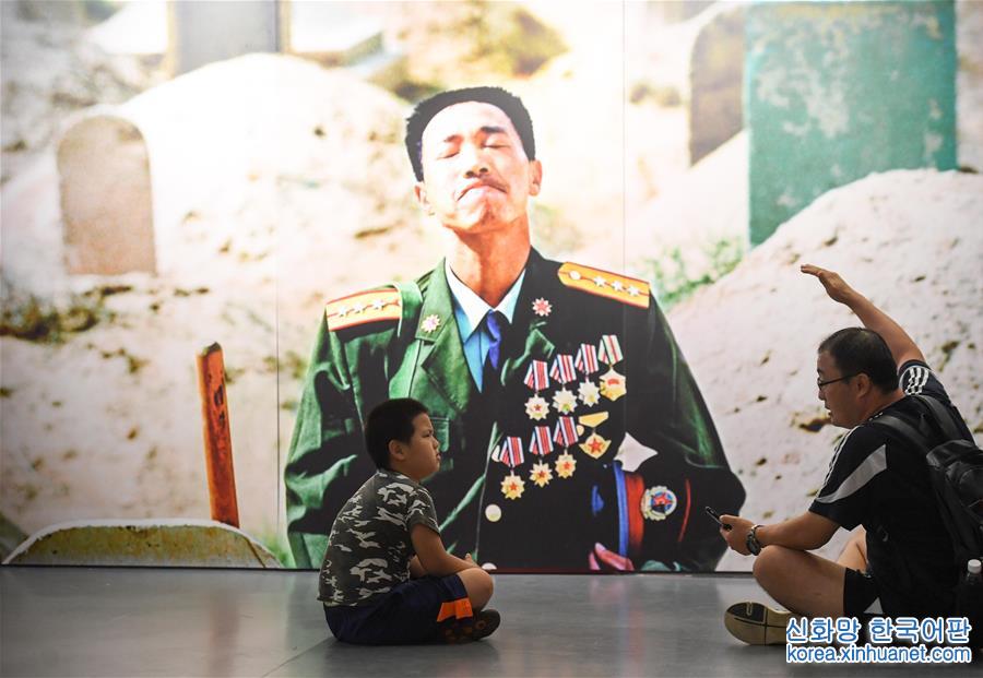 （社会）（1）庆祝中国人民解放军建军90周年摄影展在京开幕