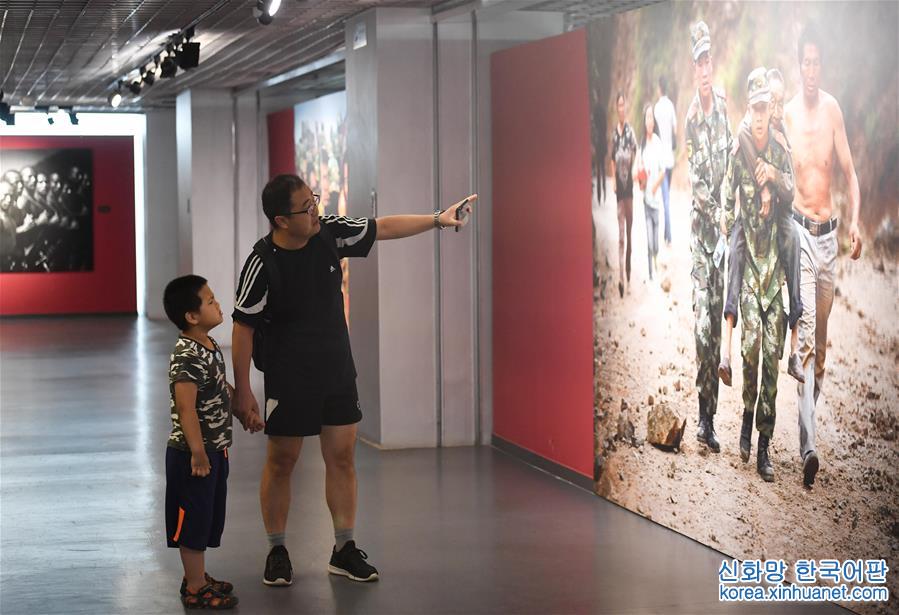 （社會）（3）慶祝中國人民解放軍建軍90周年攝影展在京開幕