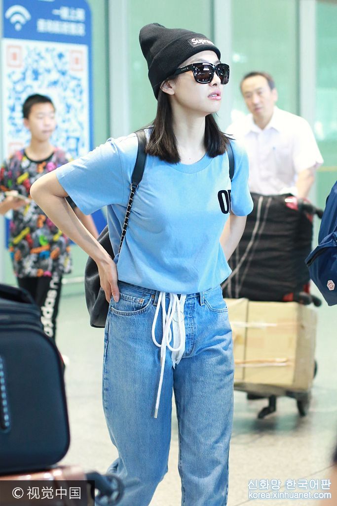 2017年8月1日，北京，宋茜现身机场。***_***宋茜