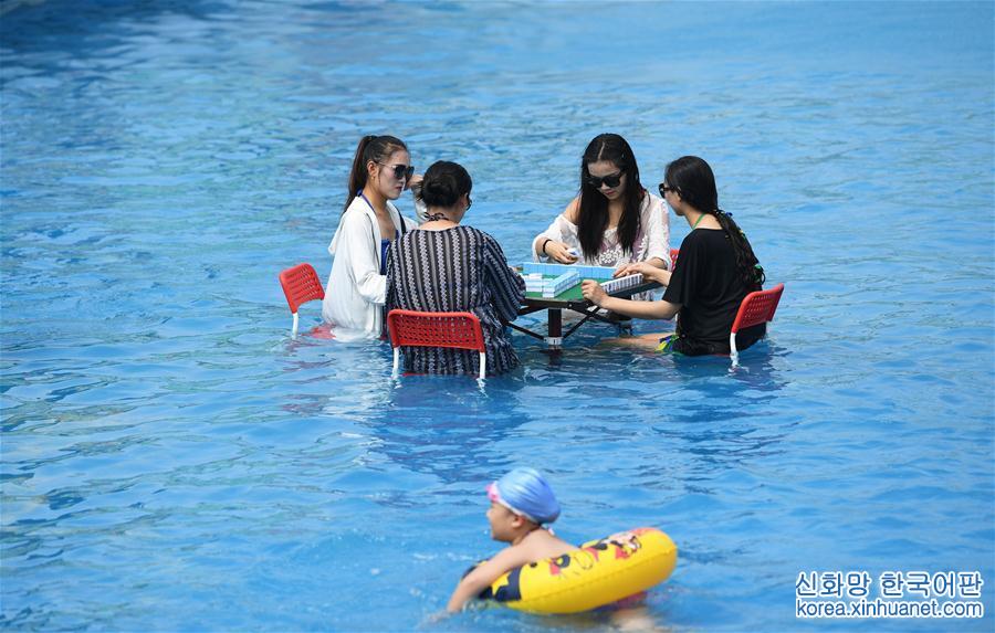 （社会）（4）重庆：“水中棋牌”消酷暑