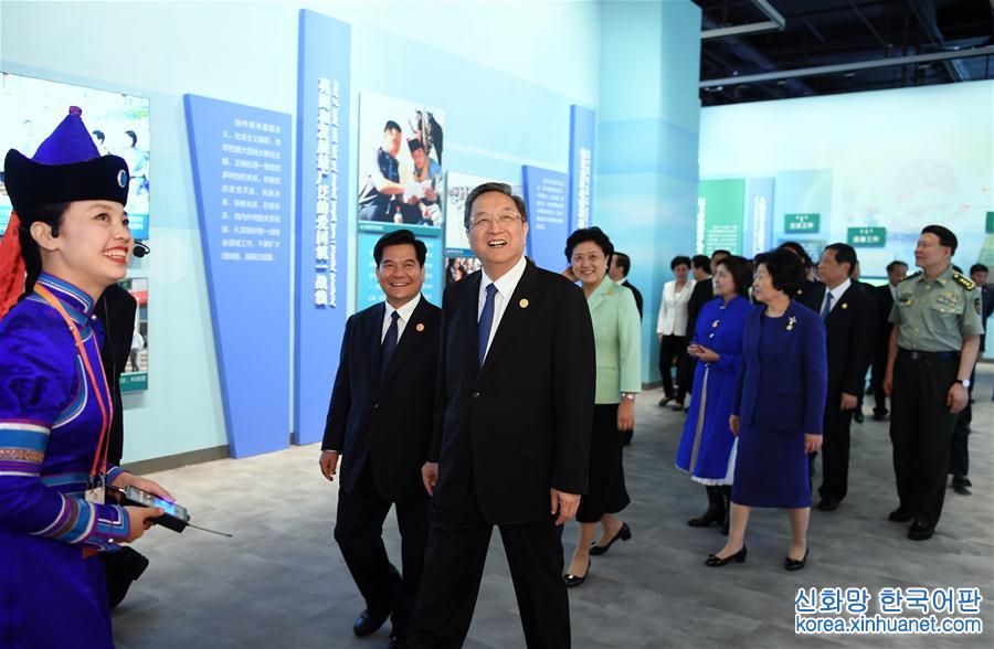 （时政）俞正声率中央代表团参观庆祝内蒙古自治区成立70周年展览