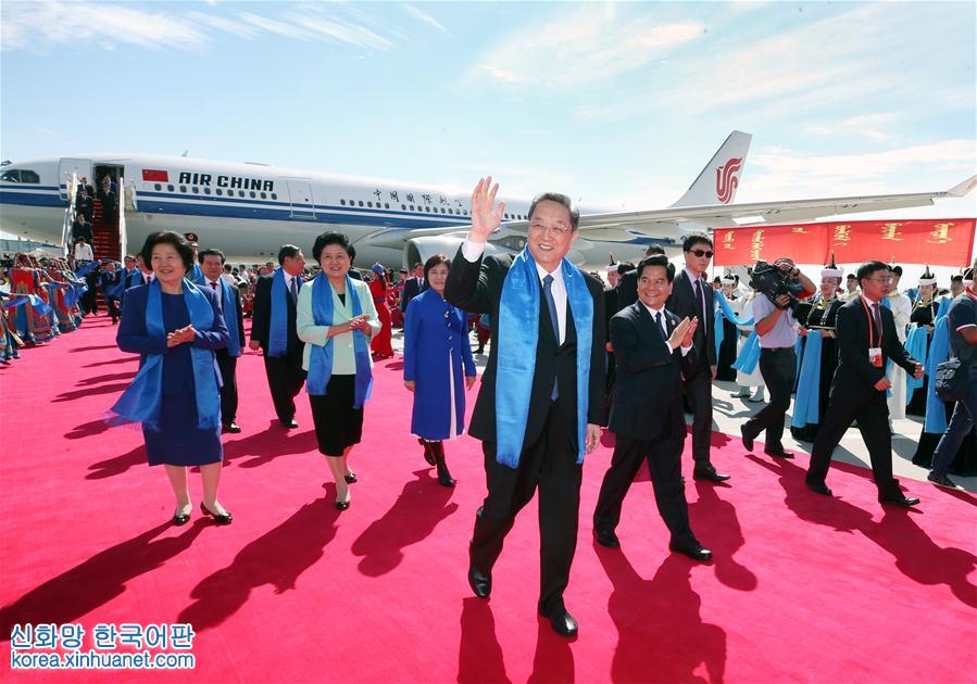 （时政）俞正声率中央代表团飞抵呼和浩特 出席内蒙古自治区成立70周年庆祝活动