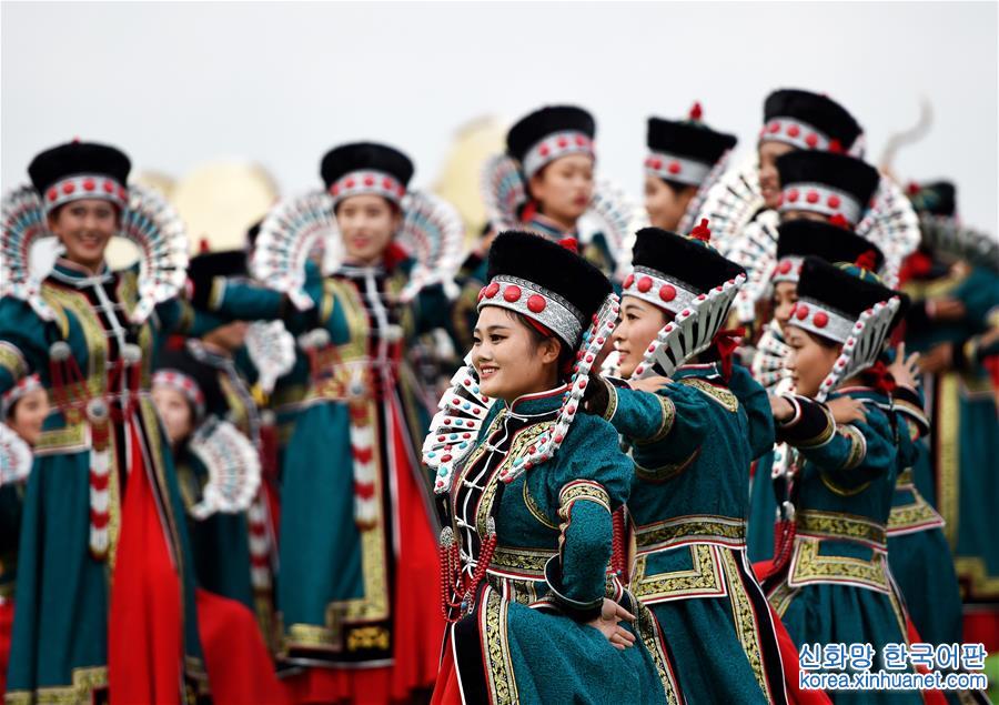 （XHDW）（11）内蒙古各族各界隆重庆祝自治区成立70周年